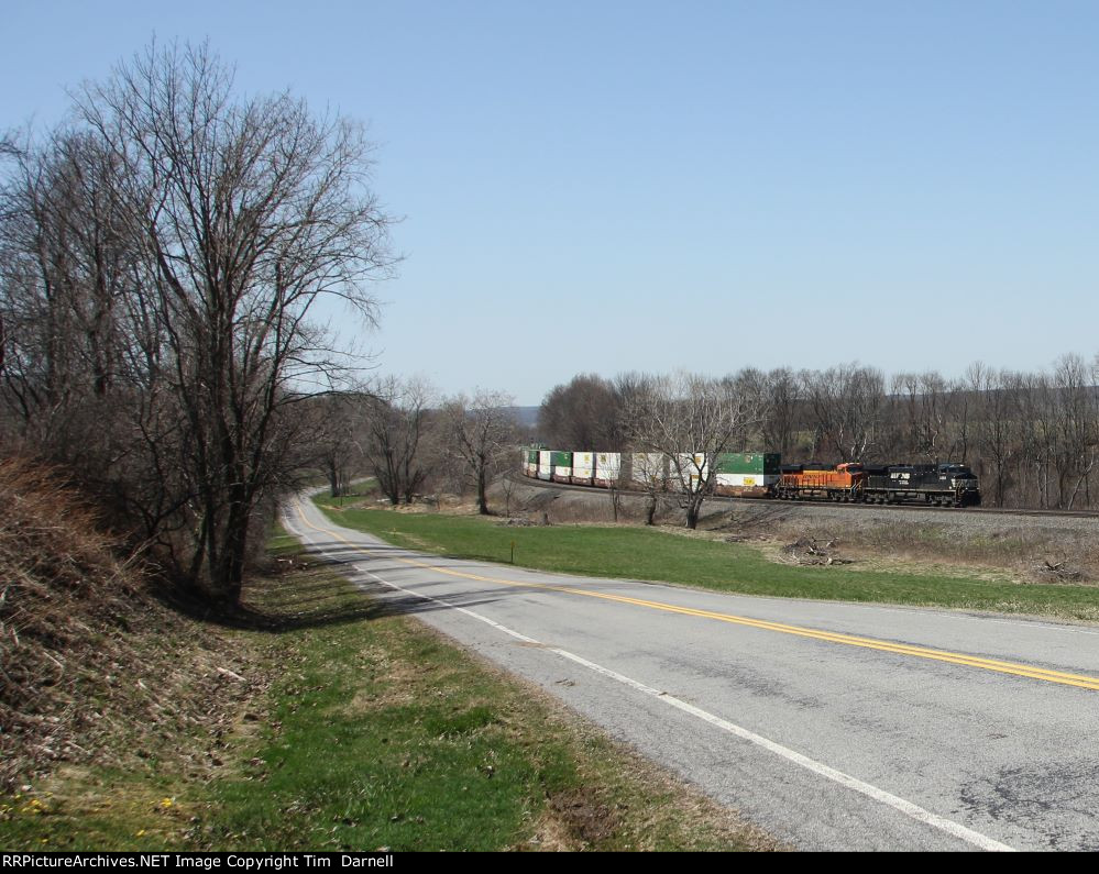 NS 4363, BNSF 8258 on 264